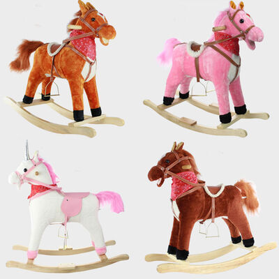 Le cheval de basculage mignon d'enfants joue grand léger mené par queue mobile saine de bouche