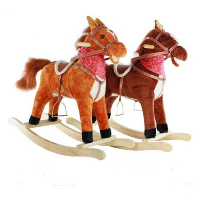 Le cheval de basculage mignon d'enfants joue grand léger mené par queue mobile saine de bouche