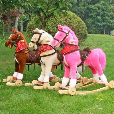 Le cheval de basculage mignon d'enfants joue grand léger mené par queue mobile saine de bouche