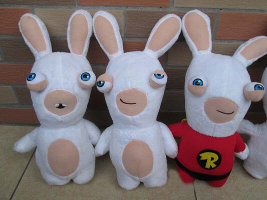 Beau Rayman délirant la peluche de bande dessinée de Rabbids joue la coutume mignonne blanche