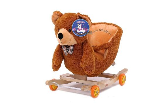 Le beau bébé mignon joue la chaise animale de basculage de bébé de peluche d'ours de nounours