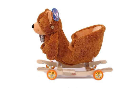 Le beau bébé mignon joue la chaise animale de basculage de bébé de peluche d'ours de nounours
