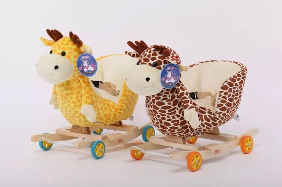 Le bébé mignon de basculage de chaise animale de bébé joue la petite poupée de peluche de sirène