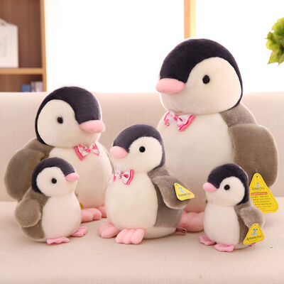 La peluche personnalisée adaptée aux besoins du client joue le pingouin mignon avec la couleur de noeud papillon, blanche et noire