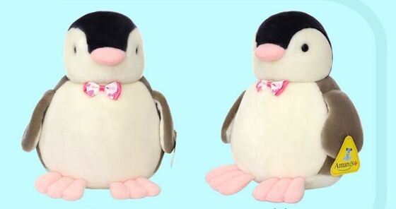 La peluche personnalisée adaptée aux besoins du client joue le pingouin mignon avec la couleur de noeud papillon, blanche et noire