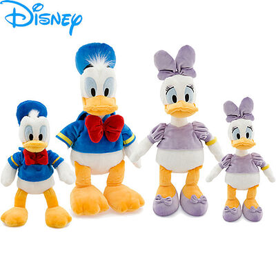 La belle peluche faite sur commande de Disney joue la bande dessinée originale de canard de Donald