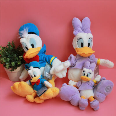 La belle peluche faite sur commande de Disney joue la bande dessinée originale de canard de Donald