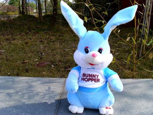 Jouets chanteurs et parlants drôles de peluche avec le lapin de Pâques mobile d'oreille