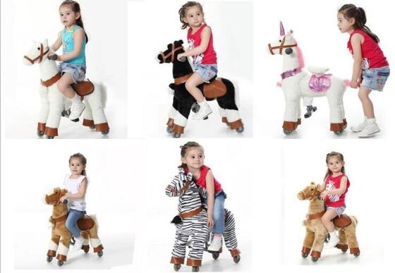 Enfant mécanique de poney de bel équipement de parc d'attractions se débarrassant sur l'animal de marche
