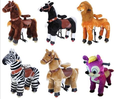 Enfant mécanique de poney de bel équipement de parc d'attractions se débarrassant sur l'animal de marche
