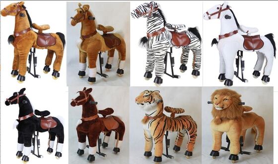 Enfant mécanique de poney de bel équipement de parc d'attractions se débarrassant sur l'animal de marche