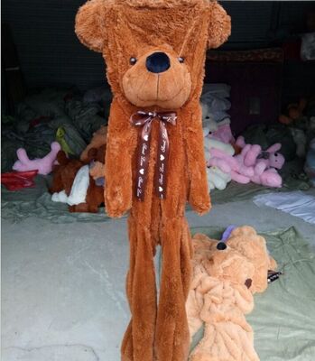 L'animal enorme de grande taille de peau de taille d'ours de nounours de peau de peluche joue la grande taille