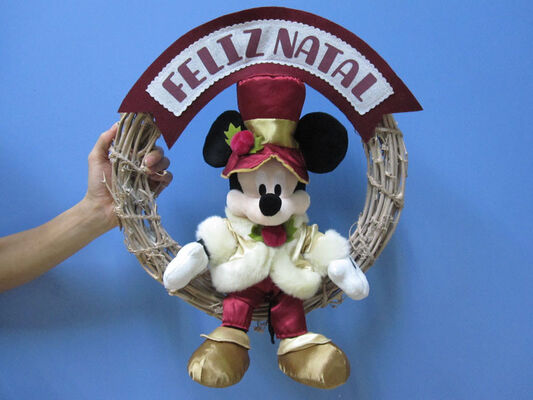 La peluche de Mickey Mouse Disney joue avec la guirlande/jouets bourrés par vacances de Noël