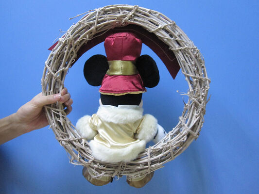 La peluche de Mickey Mouse Disney joue avec la guirlande/jouets bourrés par vacances de Noël