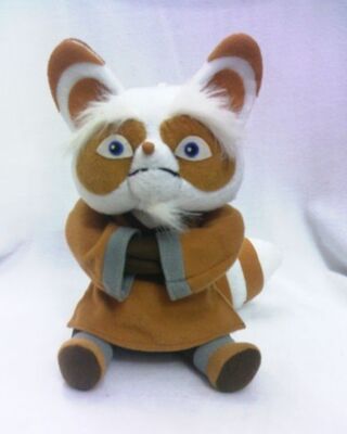 Petit maître Shifu de panda de Kungfu de jouets de peluche de bande dessinée dans la pose se reposante