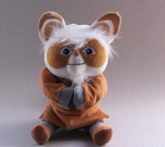 Petit maître Shifu de panda de Kungfu de jouets de peluche de bande dessinée dans la pose se reposante