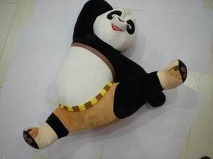 La peluche originale de bande dessinée de pose de coup-de-pied de panda de Kungfu joue des peluches