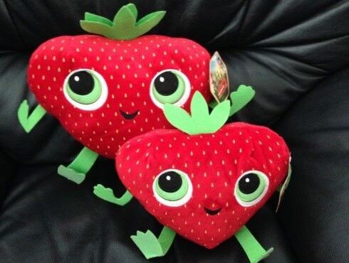Nuageux avec une possibilité des boulettes de viande 2 jouets de peluche bourrés par baie de fraise