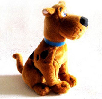 La peluche promotionnelle de bande dessinée joue le doo scooby bourré, pose se reposante