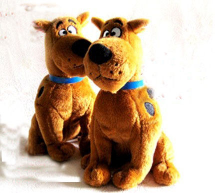 La peluche promotionnelle de bande dessinée joue le doo scooby bourré, pose se reposante