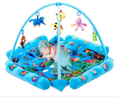 Gymnases et tapis de jeu de bébé bleu de Seabeach avec du plastique et les jouets bourrés