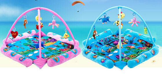 Gymnases et tapis de jeu de bébé bleu de Seabeach avec du plastique et les jouets bourrés