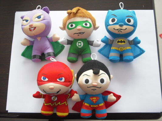 Façonnez petit Superman et les jouets de peluche bourrés par keychain de Batman pour la promotion de Noël