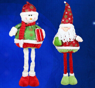 La grands poupée et bonhomme de neige de Santa avec des vacances de Noël de jambe de Streaching pour célèbrent la partie