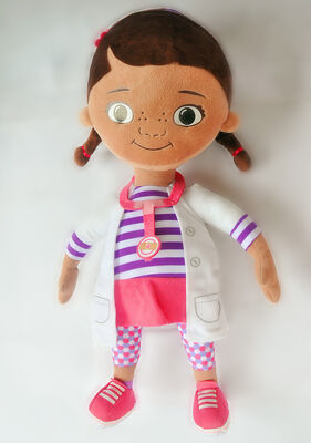 La peluche personnalisée de Disney joue la bande dessinée de Doc. McStuffins bourrée pour des filles