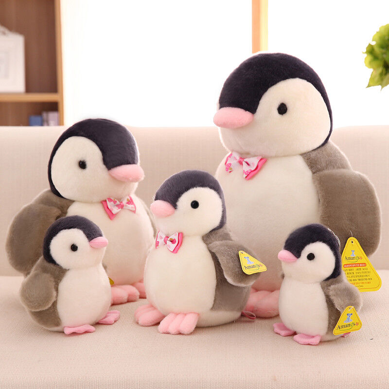 La peluche personnalisée adaptée aux besoins du client joue le pingouin mignon avec la couleur de noeud papillon, blanche et noire