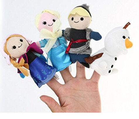 La belle peluche de bande dessinée joue les marionnettes molles congelées de doigt pour des cadeaux et la prime de promotion